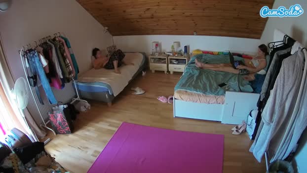 voyeurcam-julmodels-whitebed-1<