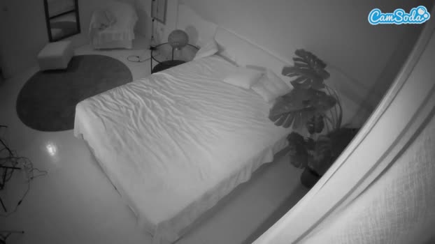 voyeurcam-julmodels-whitebed-5 CamSoda 14-10-2023