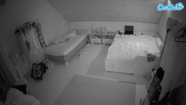 voyeurcam-julmodels-whitebed-1 CamSoda 16-10-2023