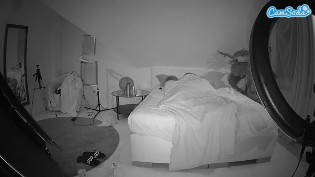 voyeurcam-julmodels-whitebed-6<