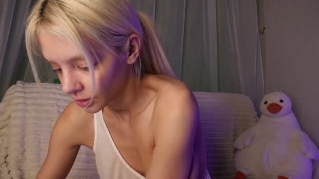 lesi_moonie suckshow Webcam SHOW @ Chaturbate 02-04-2025
